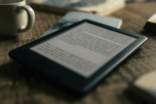 E-Reader liegend am Tisch